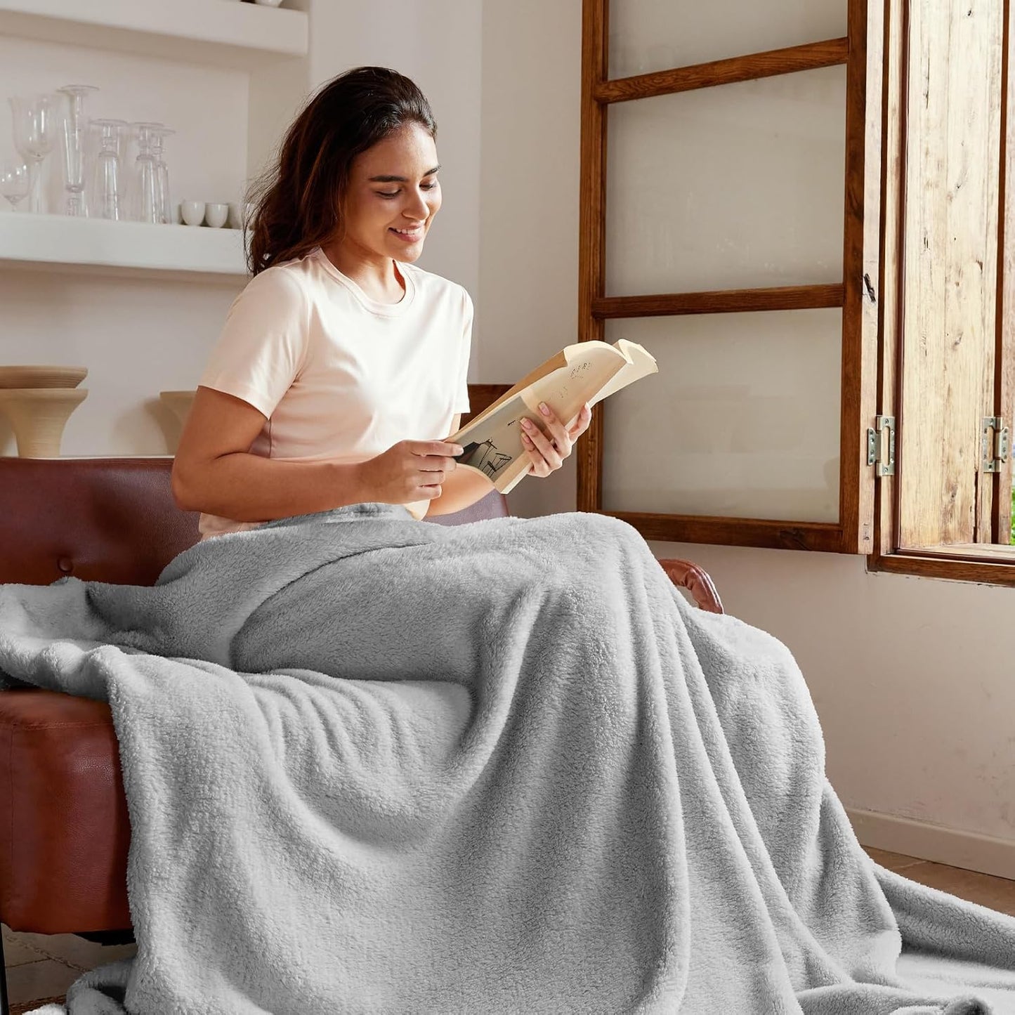 Exclusivo Mezcla King Size Flannel Fleece Blanket, Super Soft Velvet Plush Bed Blanket, Fuzzy Cozy and Warm for All Seasons, 90x104 Inches, Light Grey