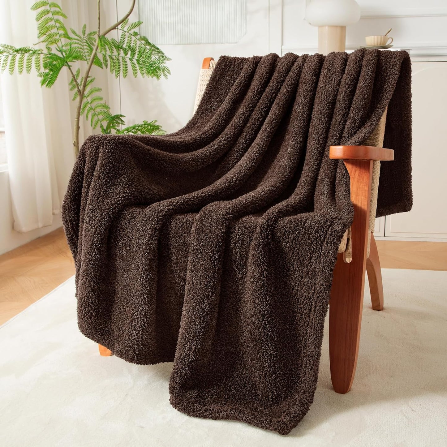 Exclusivo Mezcla Fleece Throw Blanket for Couch Sofa, Soft Warm and Fluffy Blankets for Women Men Girls Kids, Suitable for All Seasons, Coffee, 50x60 Inches